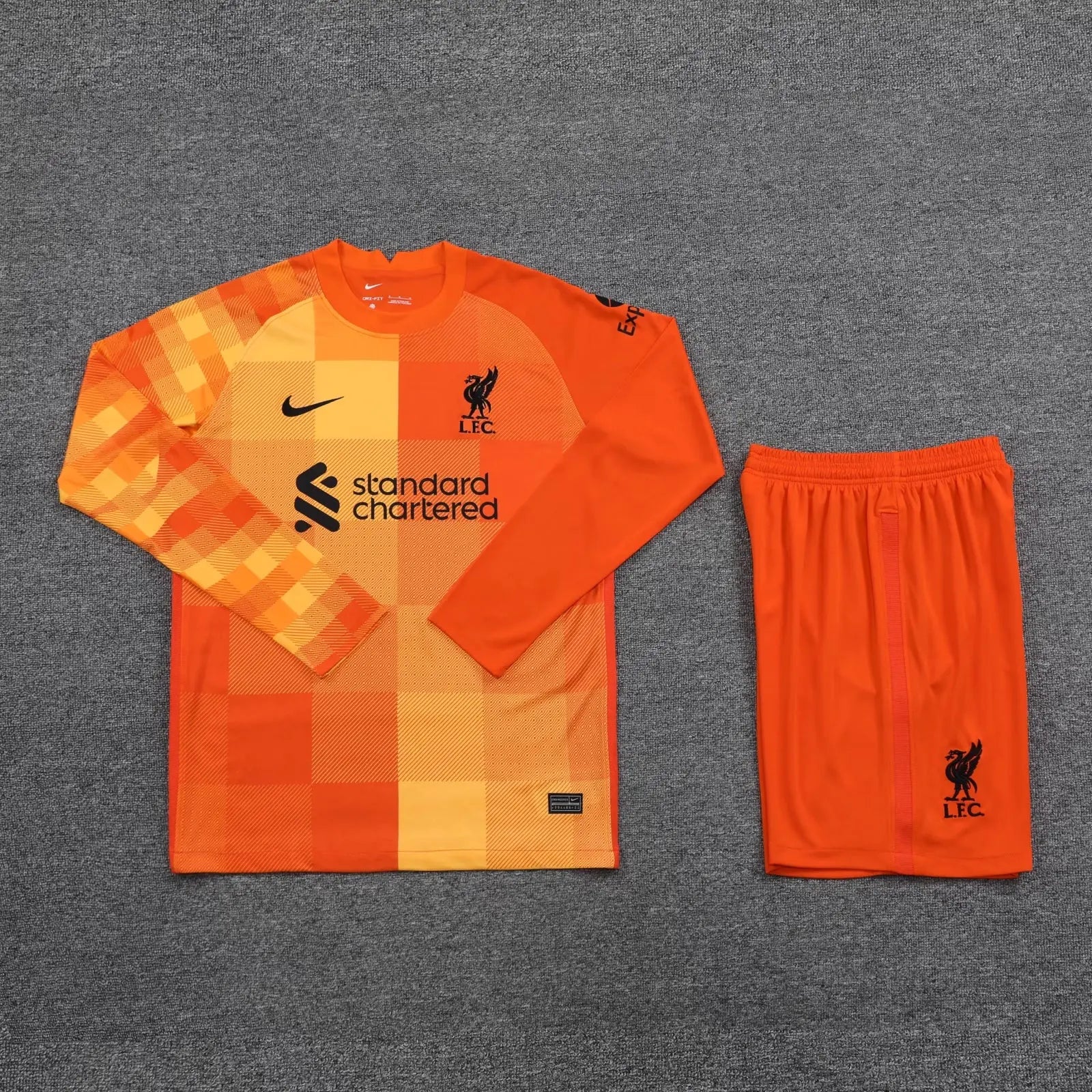 Liverpool Goalkeeper Long sleeves Full set - Football DXB